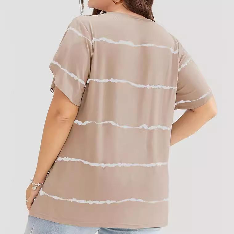 Camiseta feminina listrada de manga curta com decote em V plus size